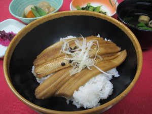 8月25日穴子山椒煮丼.JPG