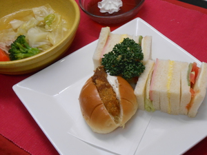 ２月９日サンドイッチとコロッケパン.JPG