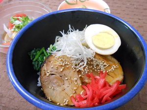 8月4日彩り野菜と炙りチャーシュー丼.JPG