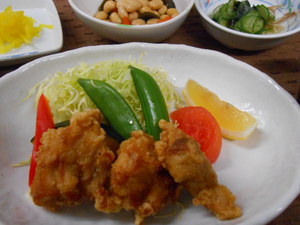 ３月6日鶏の唐揚げと野菜盛り.JPG