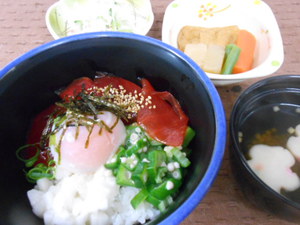 3月29日　鮪のユッケと山芋の丼.JPG