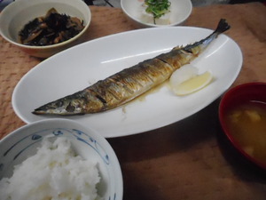 １０月１０日　秋刀魚の塩焼き.JPG