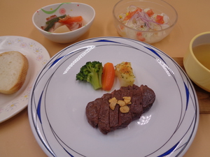 4月2日　牛ヒレ肉のステーキ　ガーリックソース.JPG