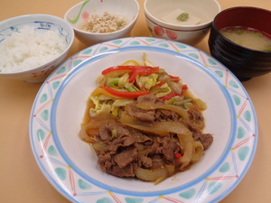 5月16日　彩り野菜と牛焼肉.JPG