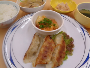 8月4日　焼き餃子と海老チリソース炒め.JPG