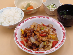 11月23日　鶏肉と彩り野菜のカシュナッツ炒め.JPG
