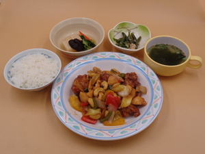 2月28日鶏肉と彩野菜のカシューナッツ炒め.JPG