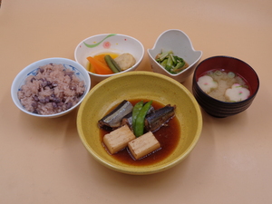 4月1日骨まで食べられる秋刀魚の生姜煮.JPG