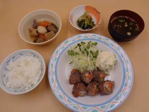 6月11日　牛肉の野菜巻きとポテトサラダ.JPG