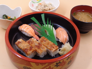 6月24日　にぎり寿司と鰻の箱寿司.JPG