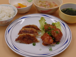 6月25日　焼き餃子と鶏のチリソース炒め.JPG