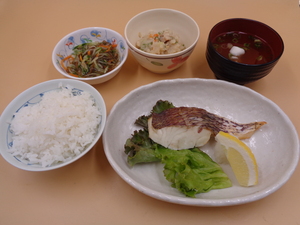 6月30日真鯛の塩焼きレモン添え.JPG