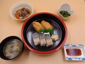 6月7日　鯖の押し寿司と稲荷寿司.JPG
