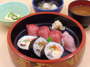 7月11日本マグロの握り寿司と海鮮大名巻き.JPG