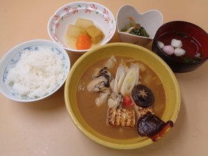 『広島県の郷土料理』カキの土手鍋風鉢.JPG