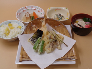 10月16日松茸・車海老の天ぷらと土瓶蒸し風の吸い物.JPG