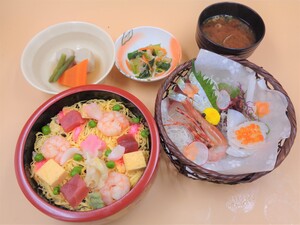 3月3日ひなちらし寿司と特上刺身3種.JPG