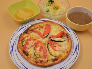 4月8日　茄子とトマトのミートピザ.jpg