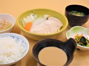 蒸し鶏の胡麻タレ.jpg