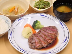 7月16日　牛ヒレ肉のステーキ　赤ワインソース　.JPG