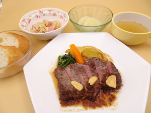 8月20日　牛ヒレ肉のステーキ～ガーリックソース～.JPG