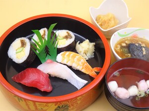 9月15日　太巻きとにぎり寿司3種.jpg