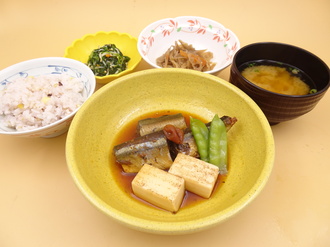 9月6日昼食　骨まで食べられる秋刀魚の梅煮.JPG